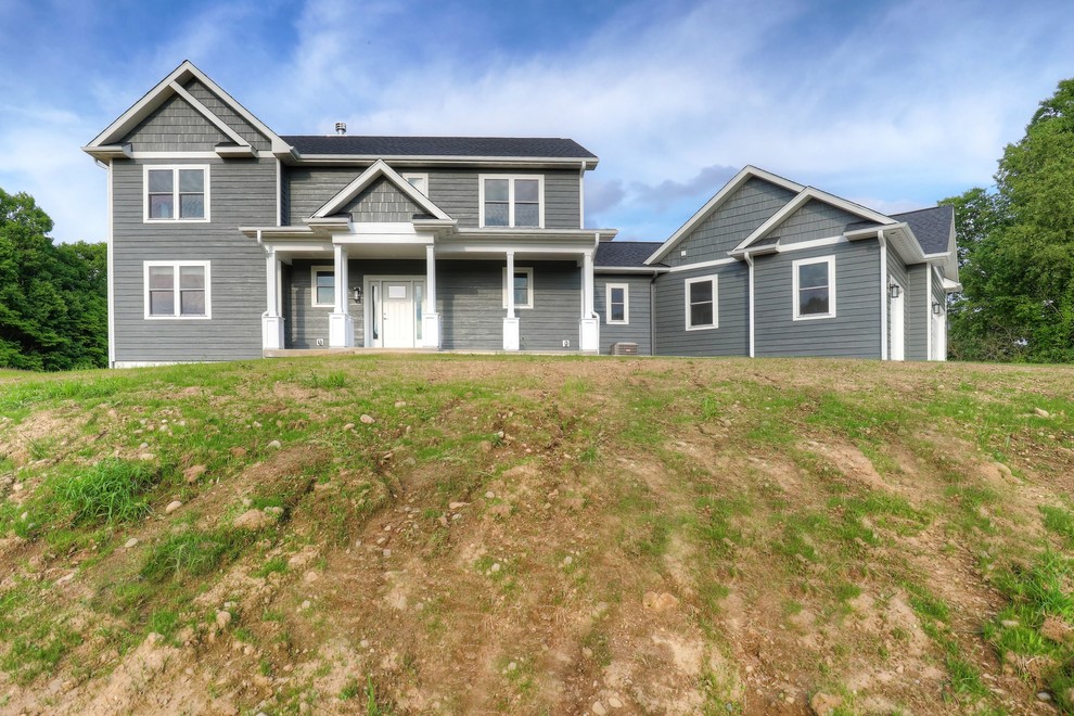 Großes, Zweistöckiges Landhausstil Haus mit grauer Fassadenfarbe, Satteldach und Schindeldach in Grand Rapids