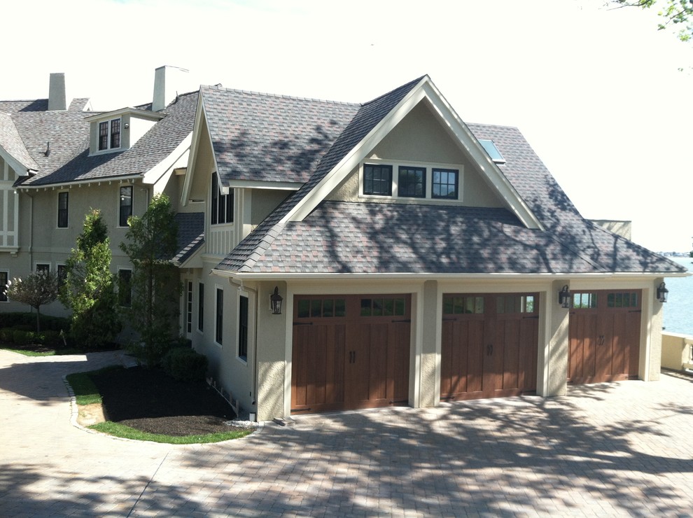 Imagen de fachada de casa beige de estilo americano grande de tres plantas con revestimiento de estuco, tejado a dos aguas y tejado de teja de madera