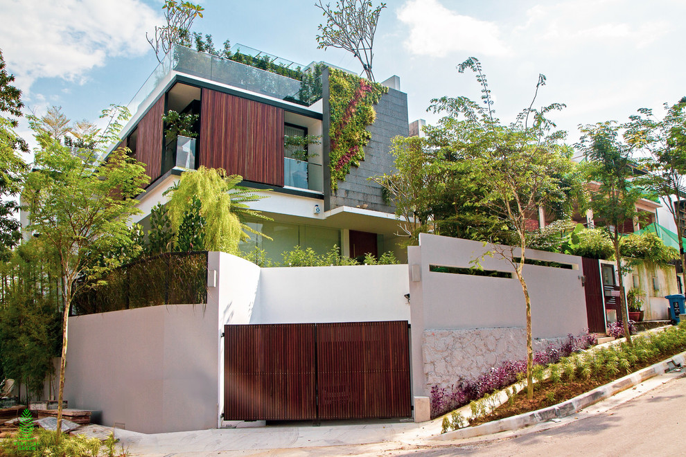 На фото: трехэтажный, серый частный загородный дом в современном стиле с плоской крышей