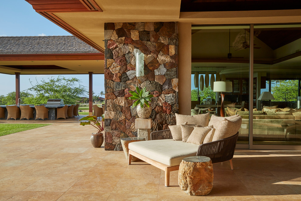 ハワイにあるラグジュアリーなトロピカルスタイルのおしゃれな大きな家の写真