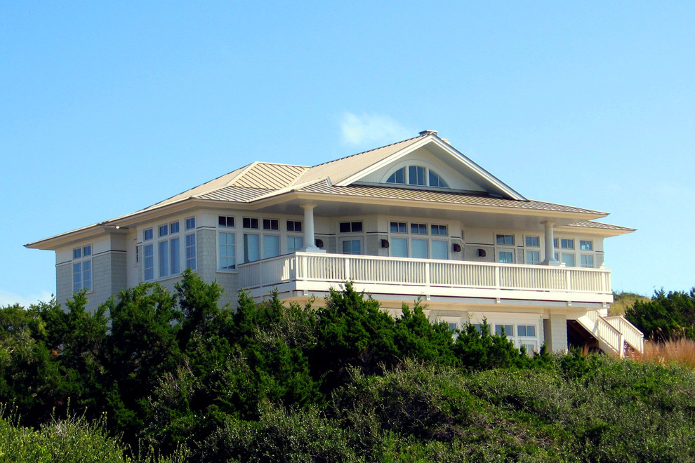 Пример оригинального дизайна: трехэтажный, серый дом в морском стиле