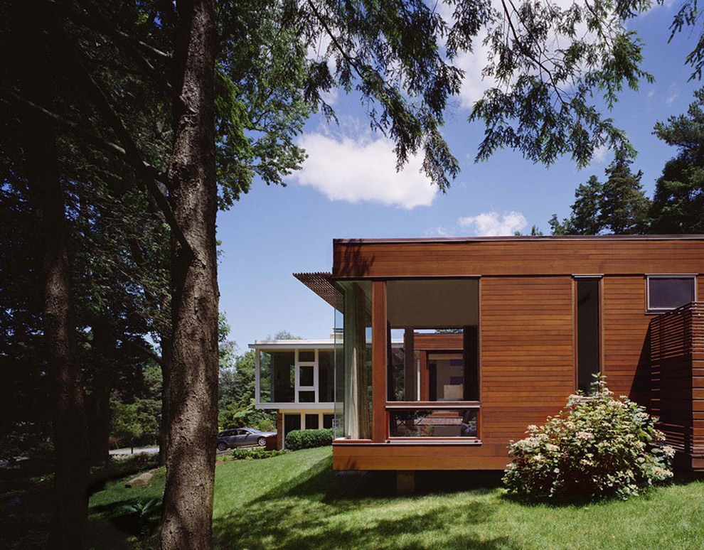 Стильный дизайн: двухэтажный, коричневый дом среднего размера в стиле модернизм с комбинированной облицовкой и плоской крышей - последний тренд