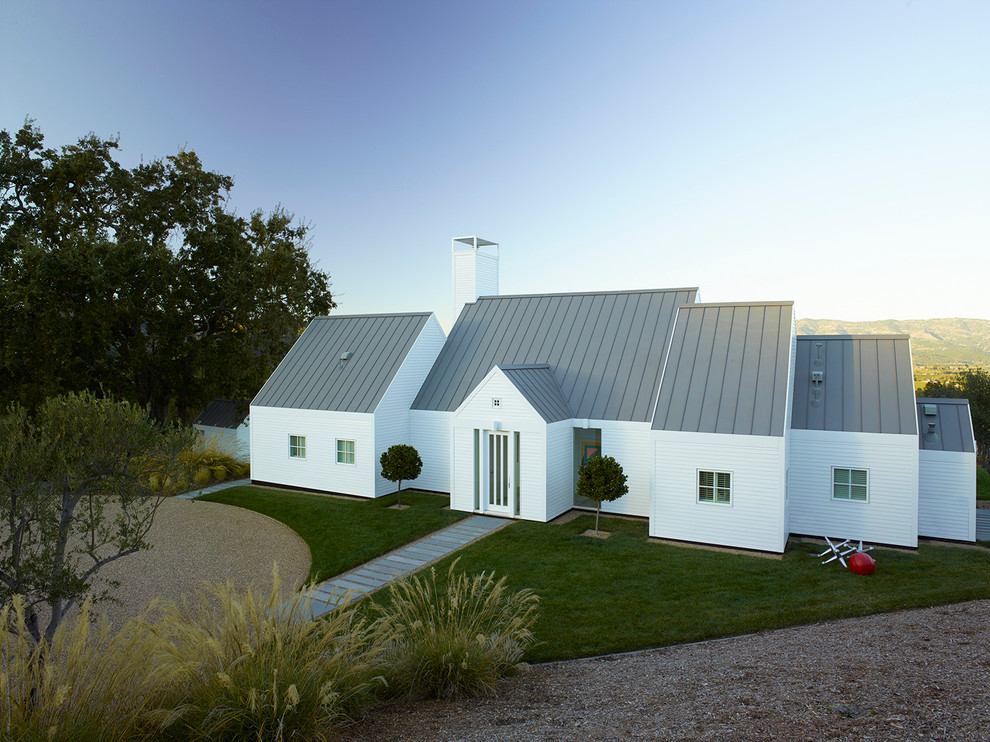 Idee per la facciata di una casa grande bianca country a un piano con rivestimento in legno