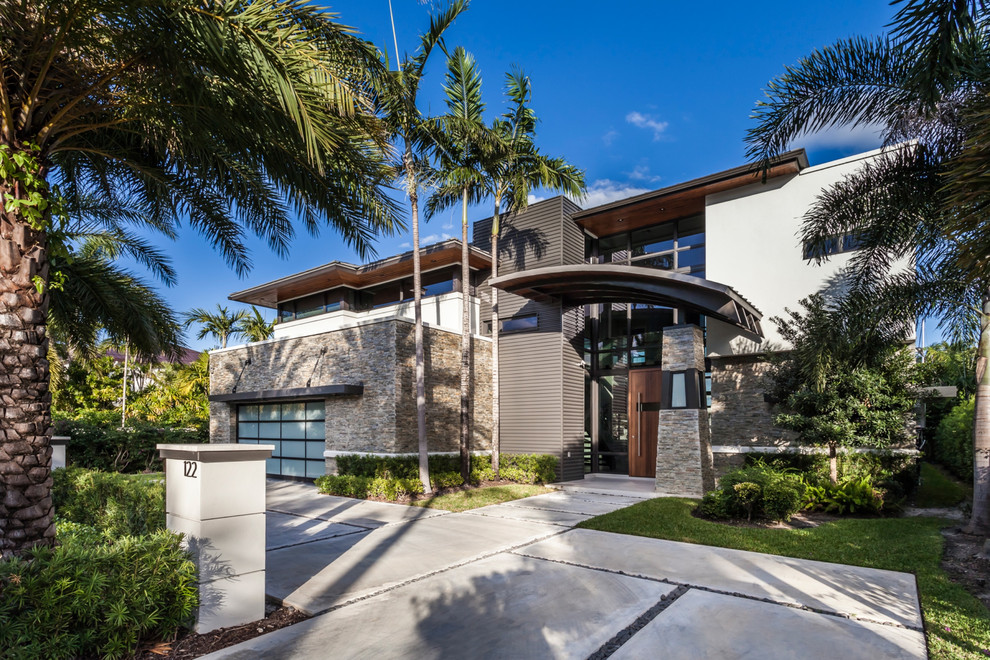 Großes, Zweistöckiges Modernes Haus mit Mix-Fassade, bunter Fassadenfarbe und Flachdach in Tampa