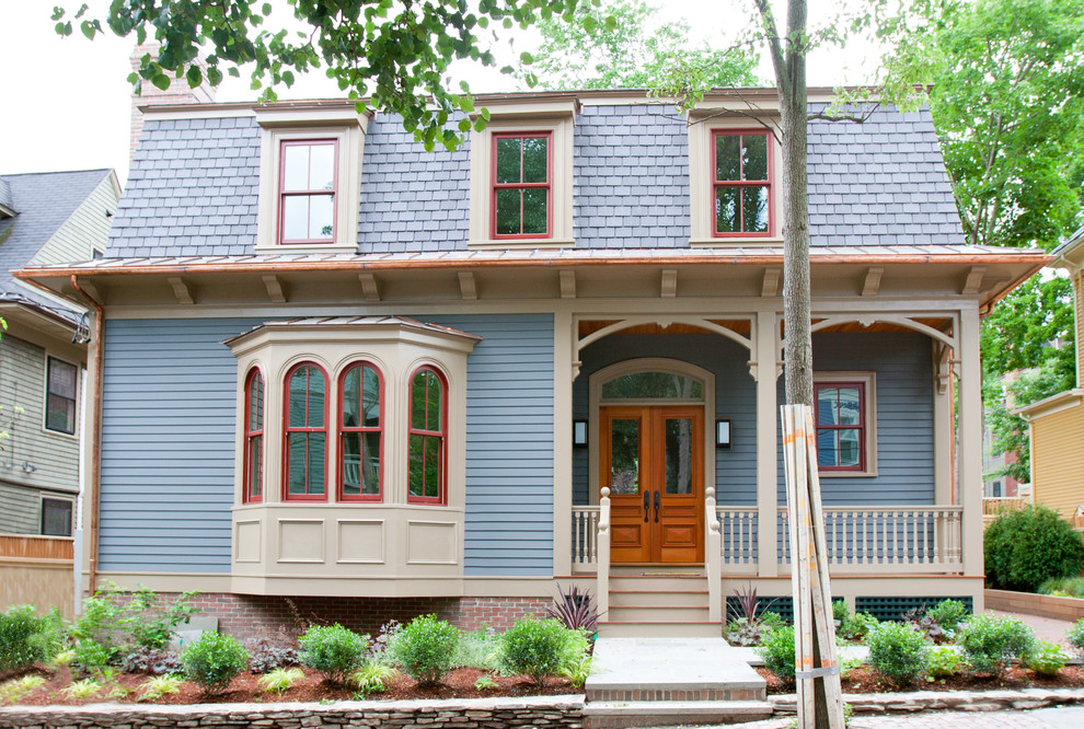 Idée de décoration pour une petite façade de maison bleue victorienne à un étage avec un revêtement mixte.