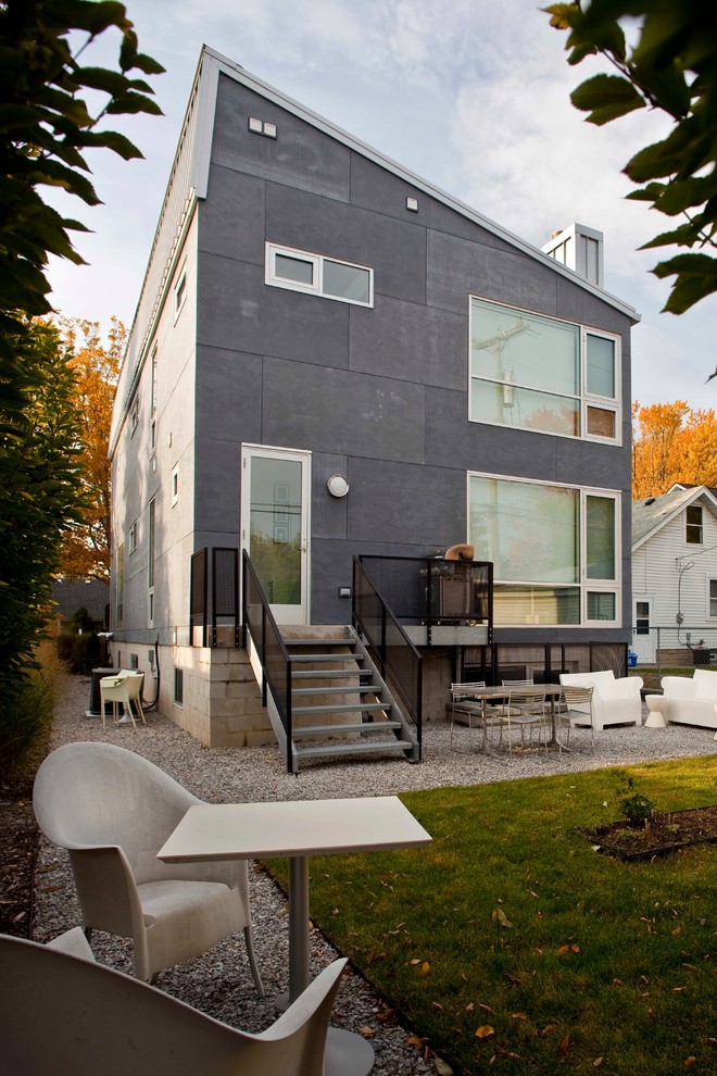 Идея дизайна: двухэтажный, серый дом в современном стиле