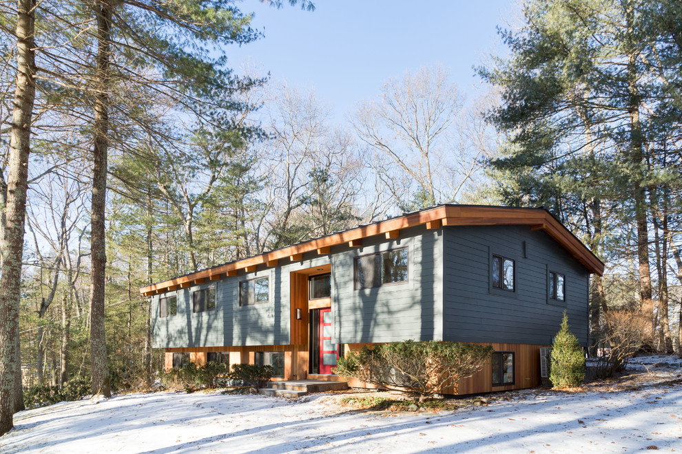 Ejemplo de fachada de casa azul rústica de tamaño medio de dos plantas con revestimiento de madera, tejado a dos aguas y tejado de metal