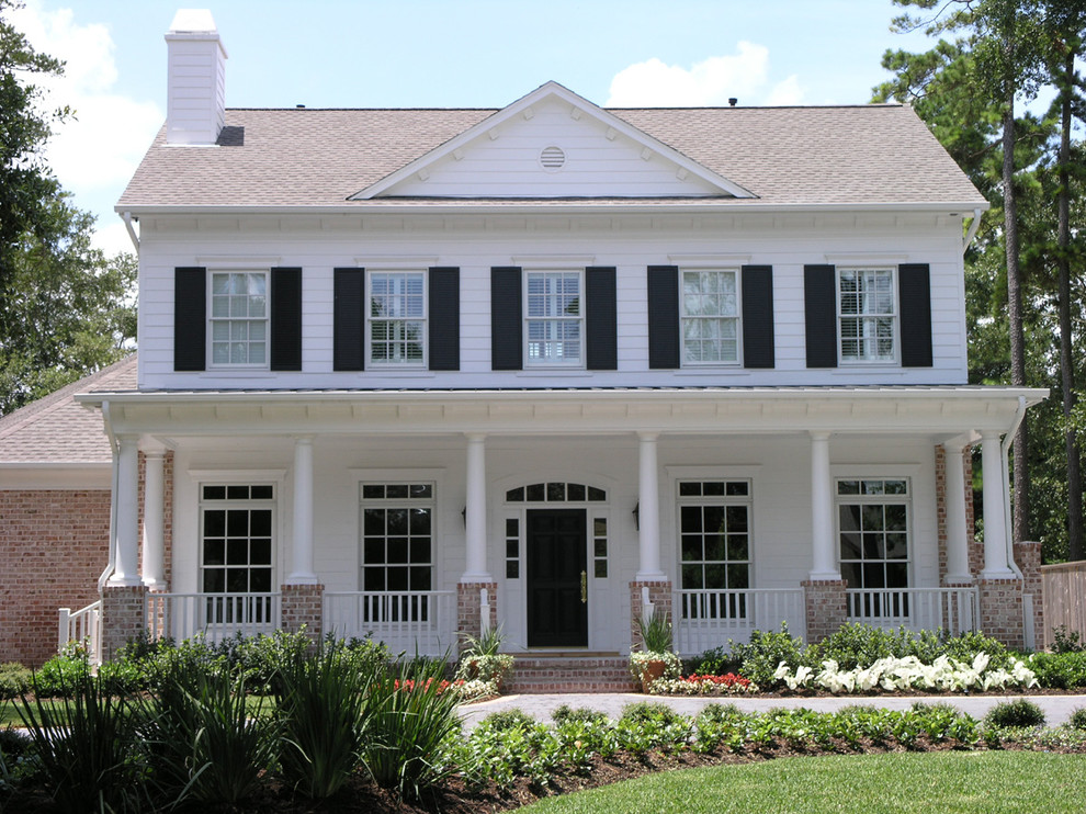 Cette image montre une très grande façade de maison blanche craftsman à un étage avec un revêtement mixte.