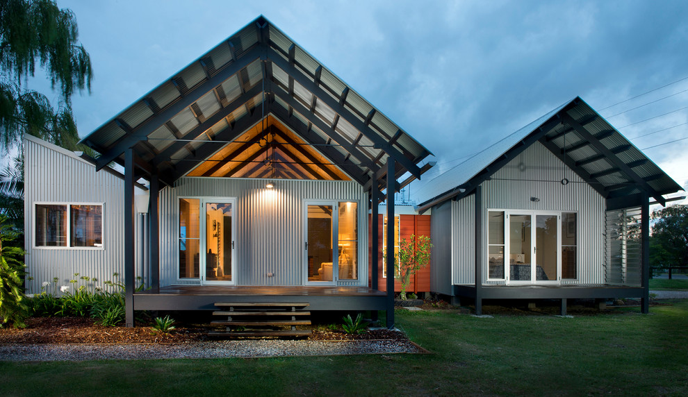Идея дизайна: одноэтажный, серый дом в стиле лофт с облицовкой из металла