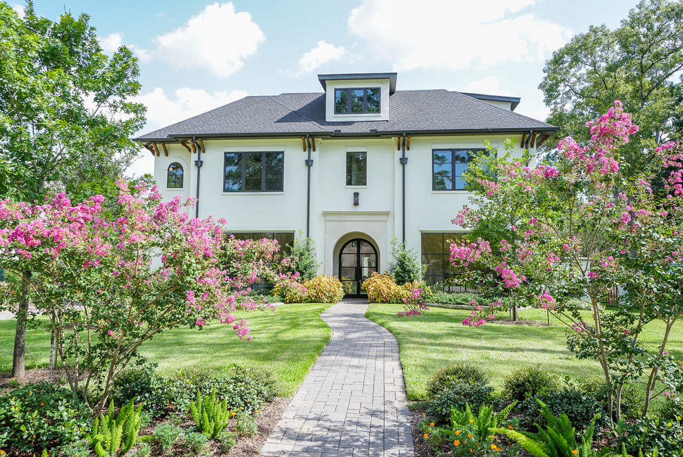 Dreistöckiges Klassisches Einfamilienhaus mit Putzfassade, weißer Fassadenfarbe, Walmdach und Schindeldach in Houston
