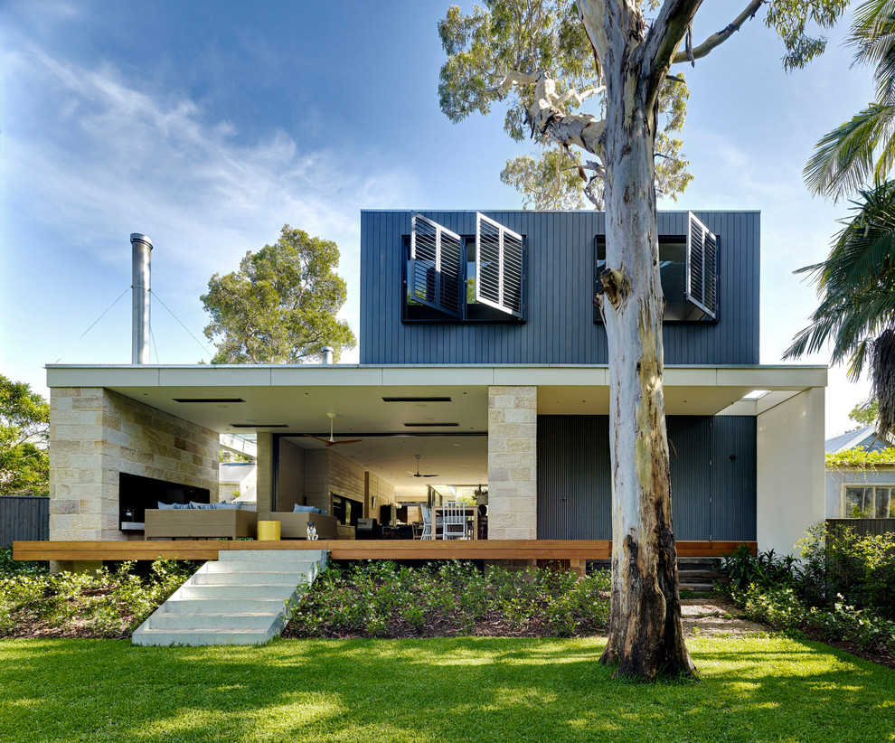 Идея дизайна: двухэтажный, черный частный загородный дом в современном стиле с комбинированной облицовкой и плоской крышей