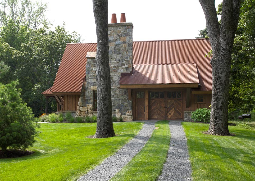 На фото: двухэтажный, деревянный, коричневый дом среднего размера в стиле рустика с двускатной крышей