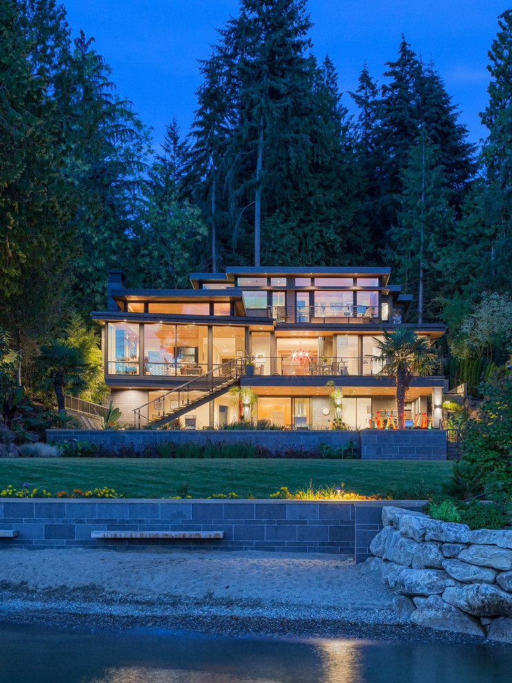 Dreistöckiges Mid-Century Einfamilienhaus mit Glasfassade in Seattle