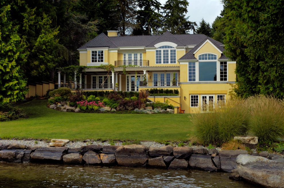 シアトルにあるトランジショナルスタイルのおしゃれな家の外観 (黄色い外壁) の写真