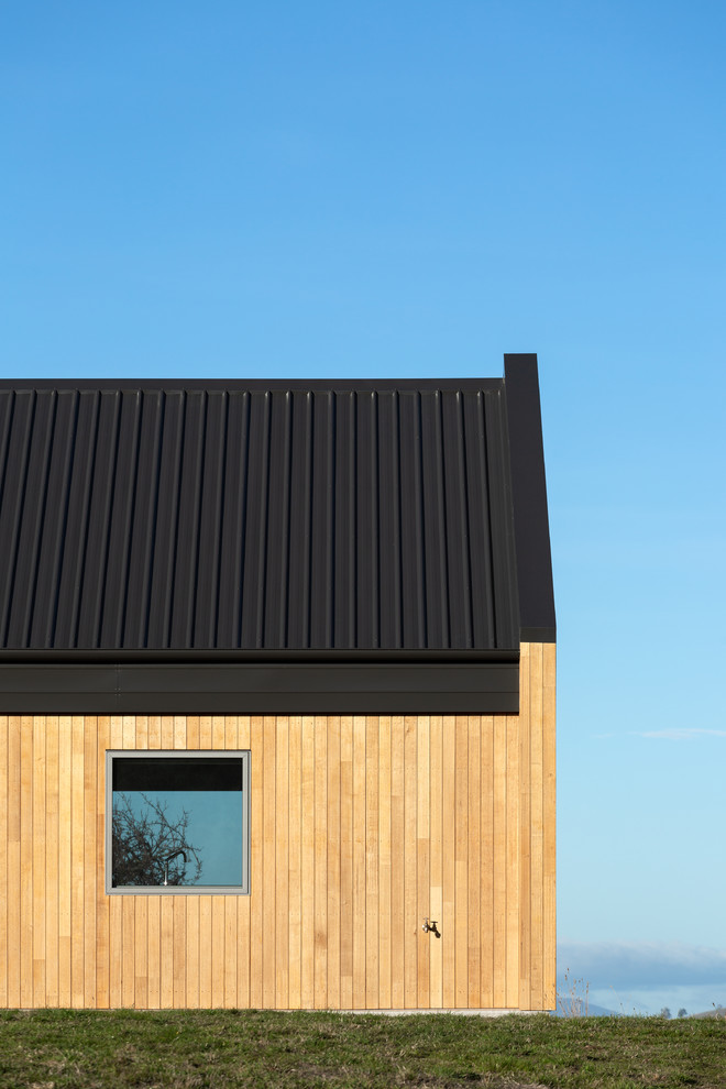Diseño de fachada de casa beige de estilo de casa de campo grande de una planta con revestimiento de madera, tejado a dos aguas y tejado de metal