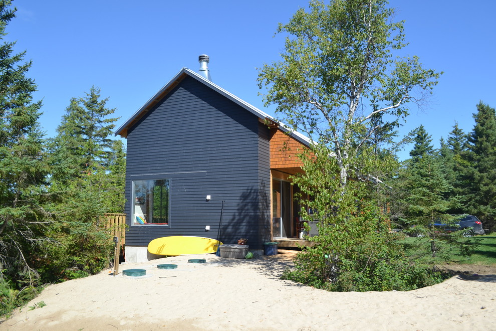 Exemple d'une façade de maison bord de mer en bois.