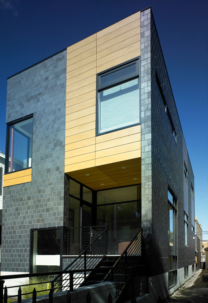 Idee per la facciata di una casa nera moderna a tre piani di medie dimensioni con rivestimento in mattoni