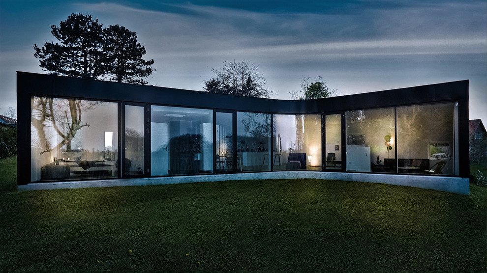 Inspiration för ett mellanstort minimalistiskt svart hus, med allt i ett plan och metallfasad