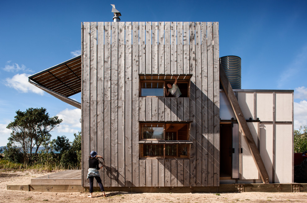 Kleine, Zweistöckige Industrial Holzfassade Haus mit Flachdach in Auckland
