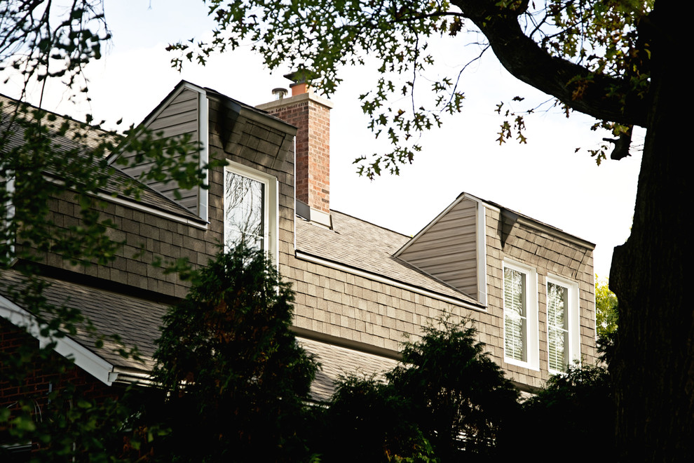 Ispirazione per la facciata di una casa grigia classica a due piani con rivestimento in vinile