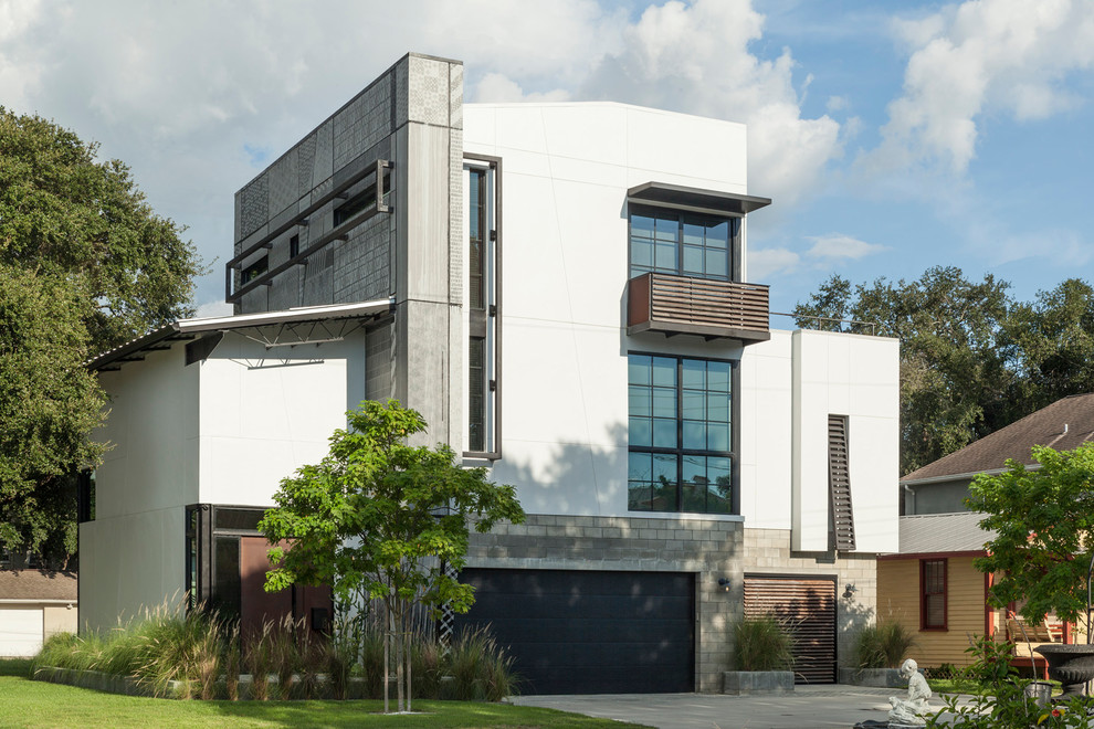 Idée de décoration pour une façade de maison multicolore urbaine à deux étages et plus avec un revêtement mixte.
