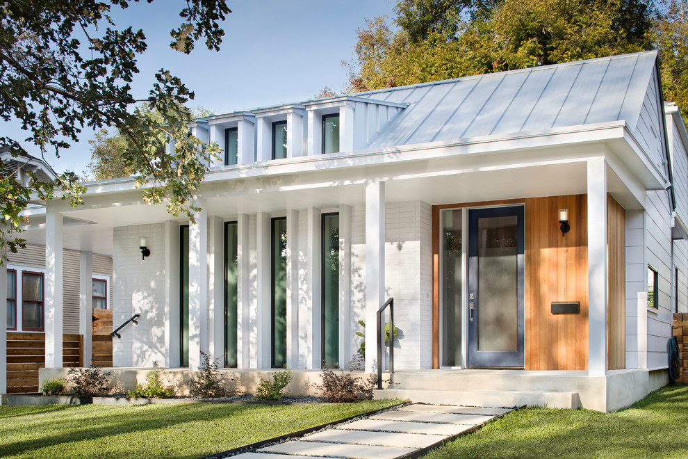 Diseño de fachada de casa blanca minimalista pequeña de una planta con revestimientos combinados, tejado a dos aguas y tejado de metal