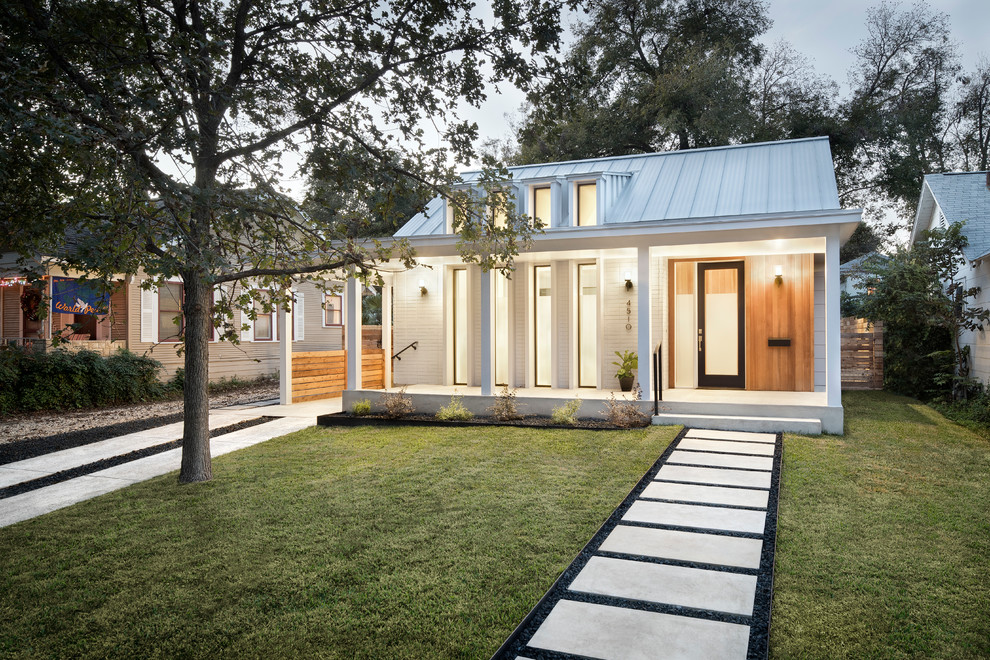 Идея дизайна: маленький, одноэтажный, белый частный загородный дом в стиле модернизм с комбинированной облицовкой, двускатной крышей и металлической крышей для на участке и в саду
