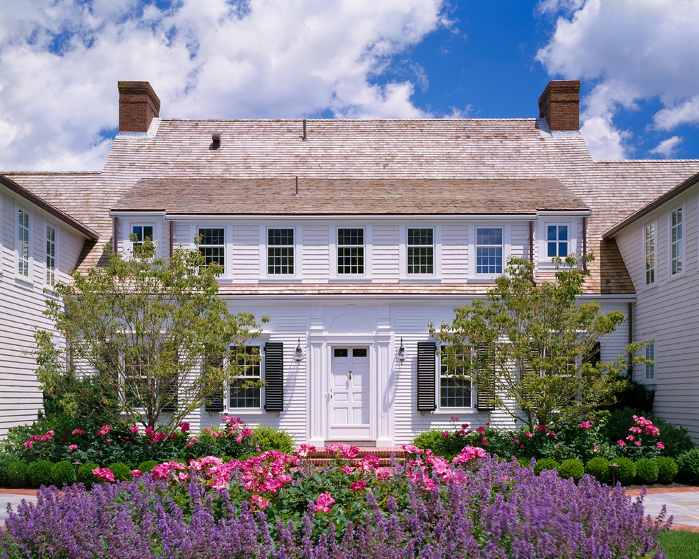 Zweistöckige Klassische Holzfassade Haus mit weißer Fassadenfarbe in Boston