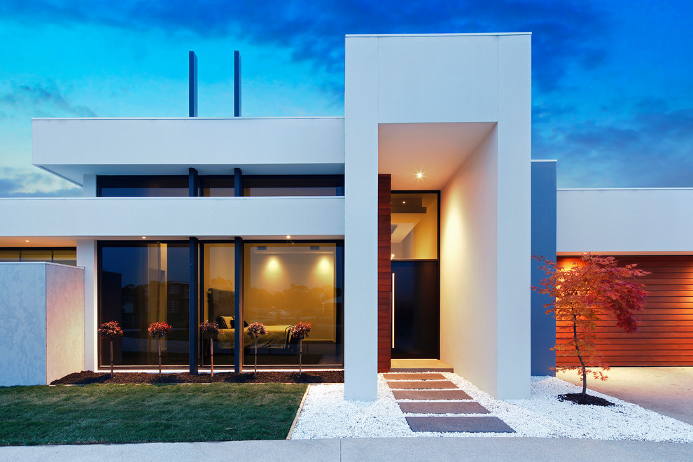 Réalisation d'une façade de maison blanche minimaliste de plain-pied.