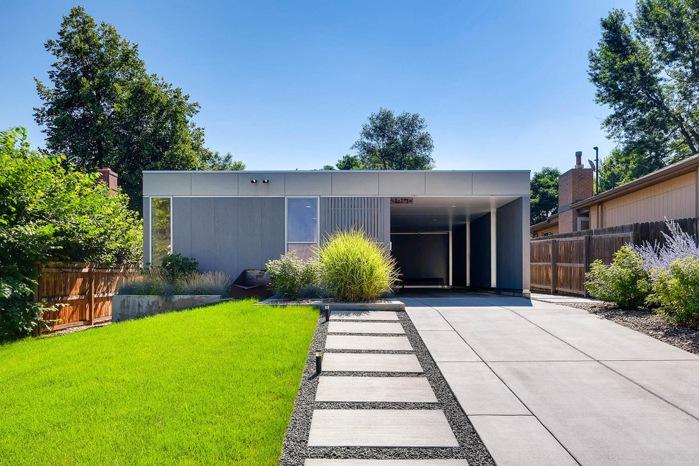 Свежая идея для дизайна: одноэтажный, серый частный загородный дом в стиле модернизм с плоской крышей - отличное фото интерьера