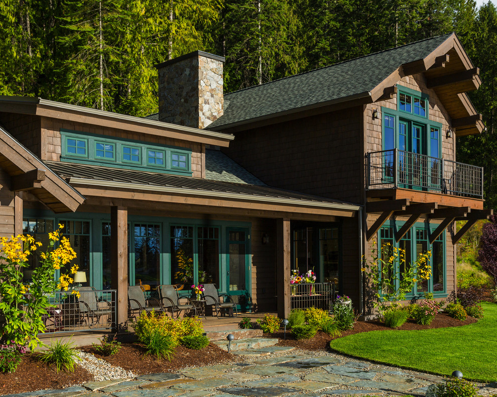Zweistöckige, Mittelgroße Urige Holzfassade Haus mit brauner Fassadenfarbe und Satteldach in Seattle
