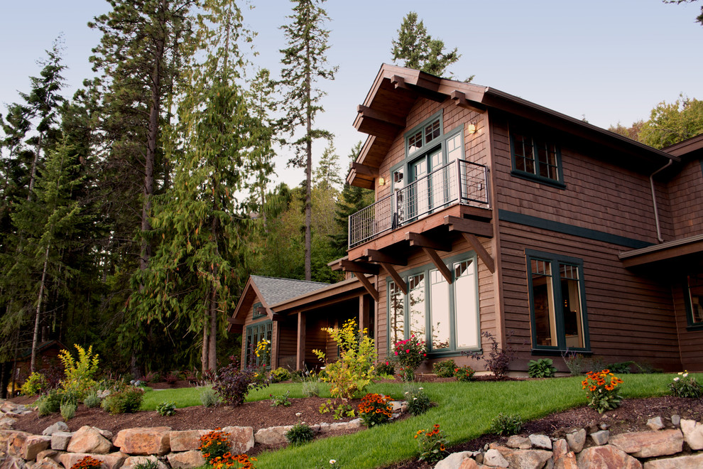 Ispirazione per la facciata di una casa marrone rustica a due piani di medie dimensioni con rivestimento in legno e tetto a capanna