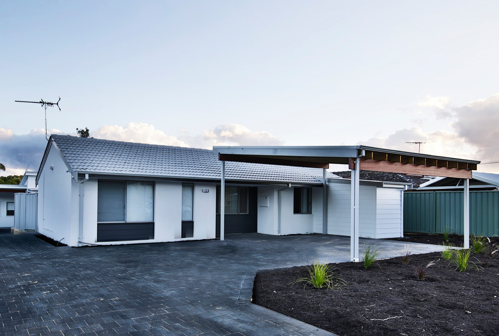 Idée de décoration pour une petite façade de maison multicolore minimaliste en panneau de béton fibré de plain-pied avec un toit plat et un toit en métal.