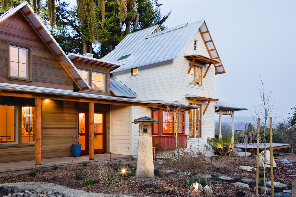 Modelo de fachada de estilo de casa de campo de tamaño medio con revestimiento de madera, tejado a dos aguas y tejado de metal
