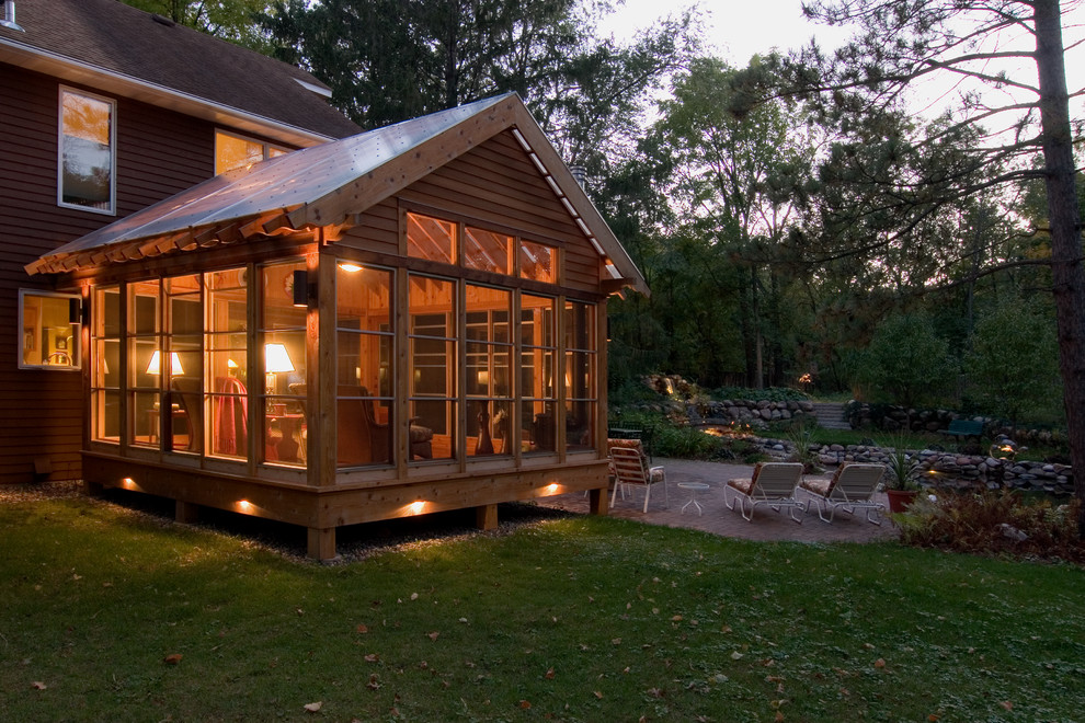 Пример оригинального дизайна: одноэтажный, деревянный, коричневый дом в стиле рустика с двускатной крышей