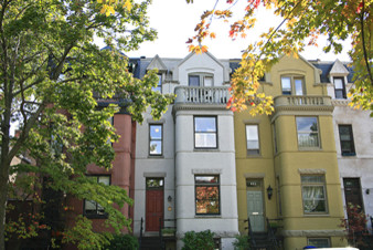 Mittelgroßes, Dreistöckiges Klassisches Haus mit Backsteinfassade und beiger Fassadenfarbe in Washington, D.C.