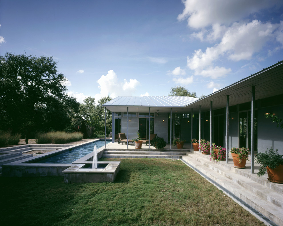 Design ideas for a retro bungalow house exterior in Austin.