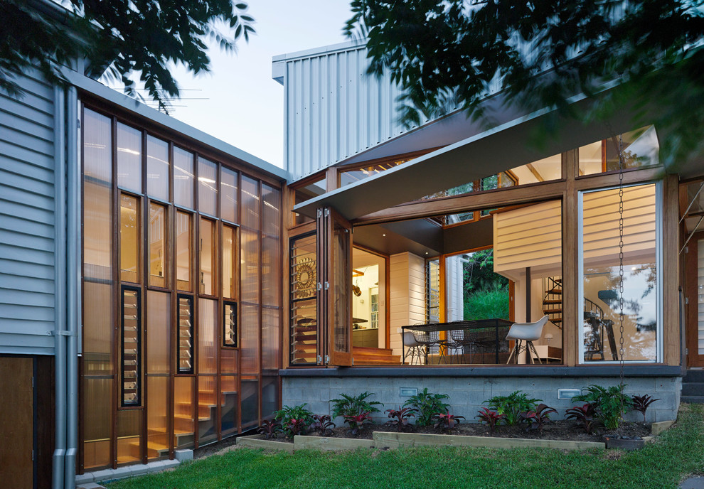 Ispirazione per la facciata di una casa contemporanea a due piani di medie dimensioni con rivestimento in metallo e tetto a padiglione
