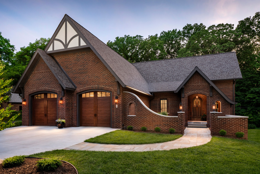 Diseño de fachada de casa multicolor tradicional grande de dos plantas con revestimiento de ladrillo, tejado a dos aguas y tejado de teja de madera