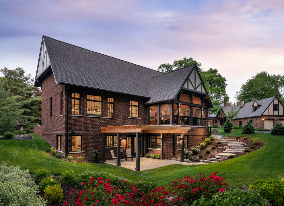 Inspiration pour une grande façade de maison multicolore traditionnelle en brique à un étage avec un toit à deux pans et un toit en shingle.