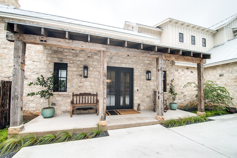 Großes, Zweistöckiges Landhausstil Einfamilienhaus mit Mix-Fassade, beiger Fassadenfarbe, Satteldach und Blechdach in Austin
