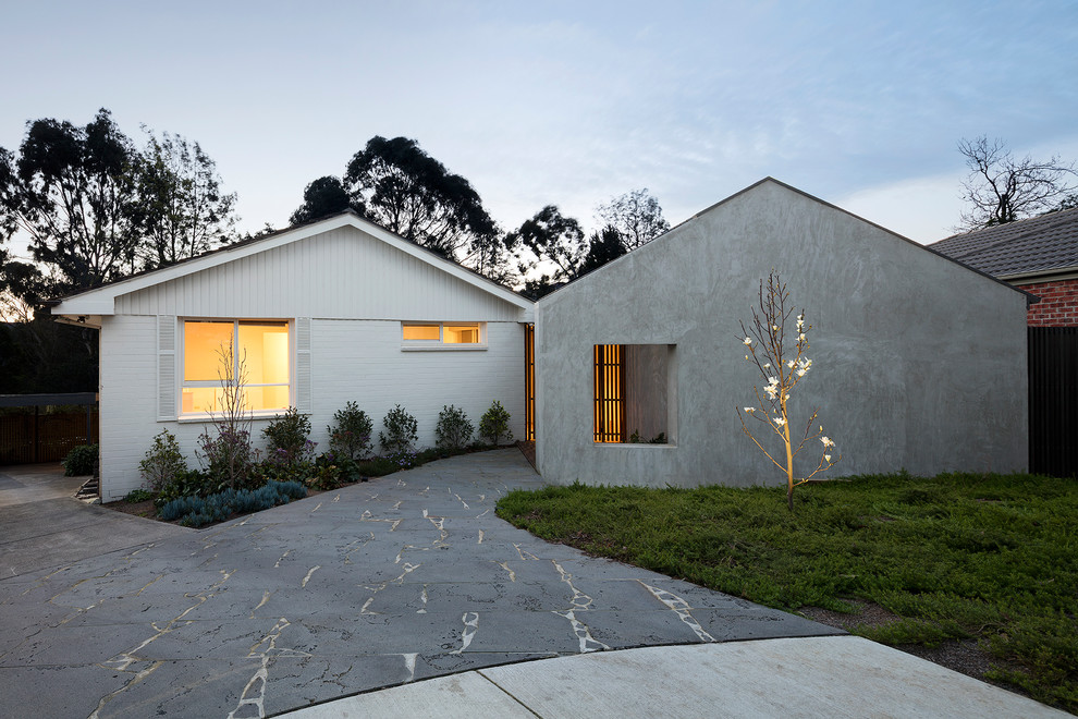 Стильный дизайн: большой, одноэтажный, серый дом в современном стиле с облицовкой из бетона и вальмовой крышей - последний тренд
