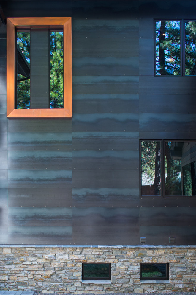 Стильный дизайн: огромный, двухэтажный, серый частный загородный дом в стиле модернизм с облицовкой из металла - последний тренд