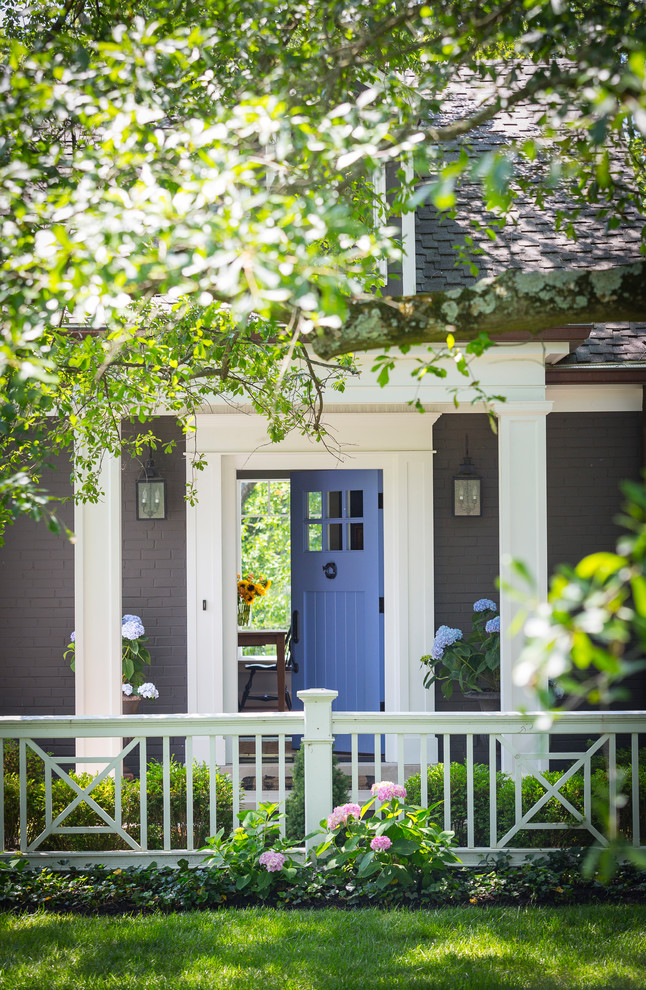Einstöckiges Klassisches Einfamilienhaus mit brauner Fassadenfarbe, Satteldach und Schindeldach in Cincinnati