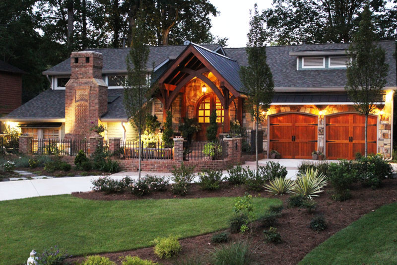 Diseño de fachada de casa multicolor de estilo americano grande de dos plantas con revestimientos combinados, tejado a dos aguas y tejado de teja de madera