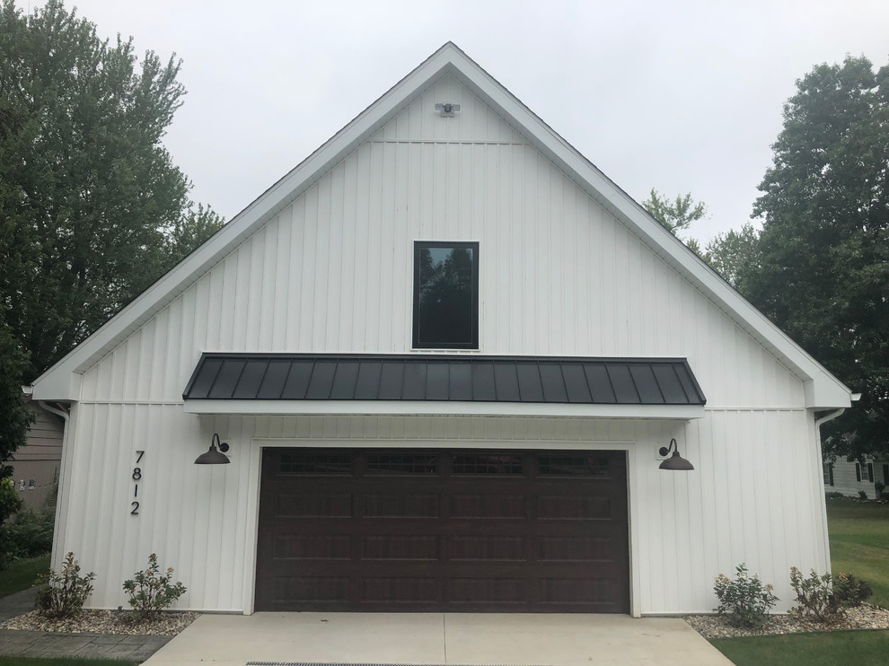 Mittelgroßes, Zweistöckiges Country Einfamilienhaus mit Vinylfassade, weißer Fassadenfarbe, Satteldach und Schindeldach in Grand Rapids
