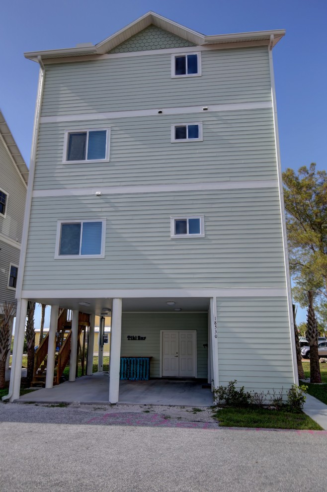 Große, Dreistöckige Maritime Holzfassade Haus mit grüner Fassadenfarbe und Satteldach in Tampa