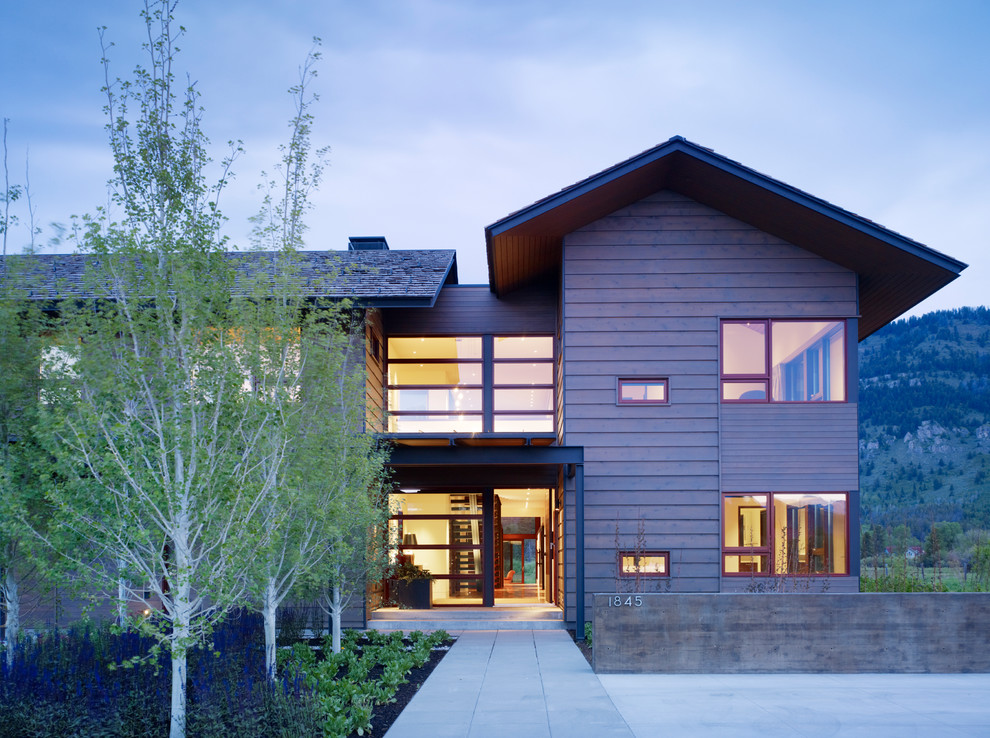 Ispirazione per la facciata di una casa viola moderna con rivestimento in legno e abbinamento di colori