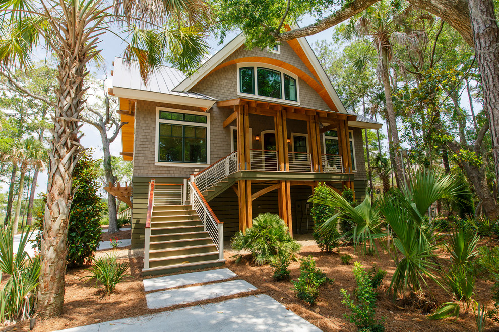 Dreistöckige Klassische Holzfassade Haus mit beiger Fassadenfarbe in Charleston