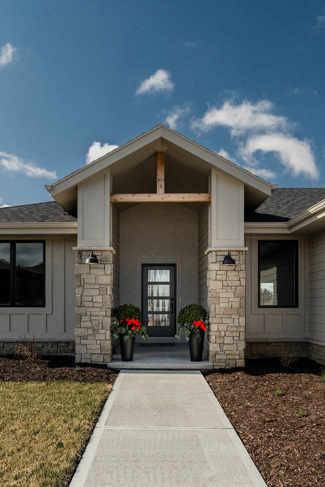 Einstöckiges Landhausstil Einfamilienhaus mit Mix-Fassade, Walmdach und Schindeldach in Omaha